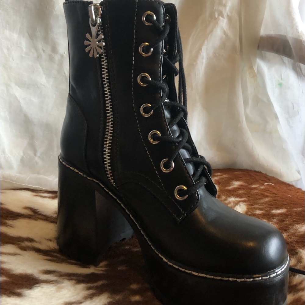 chunky 90s platform delias black lace up boots
